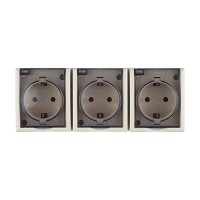 Розетка Simon 15 Aqua тройная 1594437-031 открытая установка слоновая кость с заземлением IP54 с крышкой