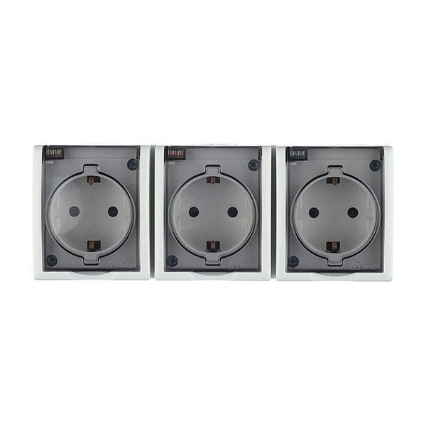 Розетка Simon 15 Aqua тройная 1594447-030 открытая установка белая с заземлением IP54 с крышкой со шторками